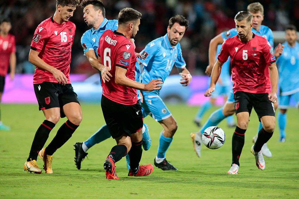 阿贾克斯客场战胜比尔森，小组领跑之路的简单介绍