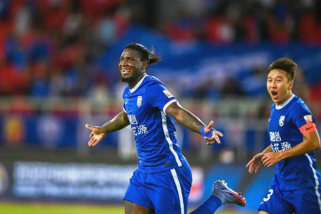 包含足球联赛竞争白热化，各队全力以赴争夺冠军的词条