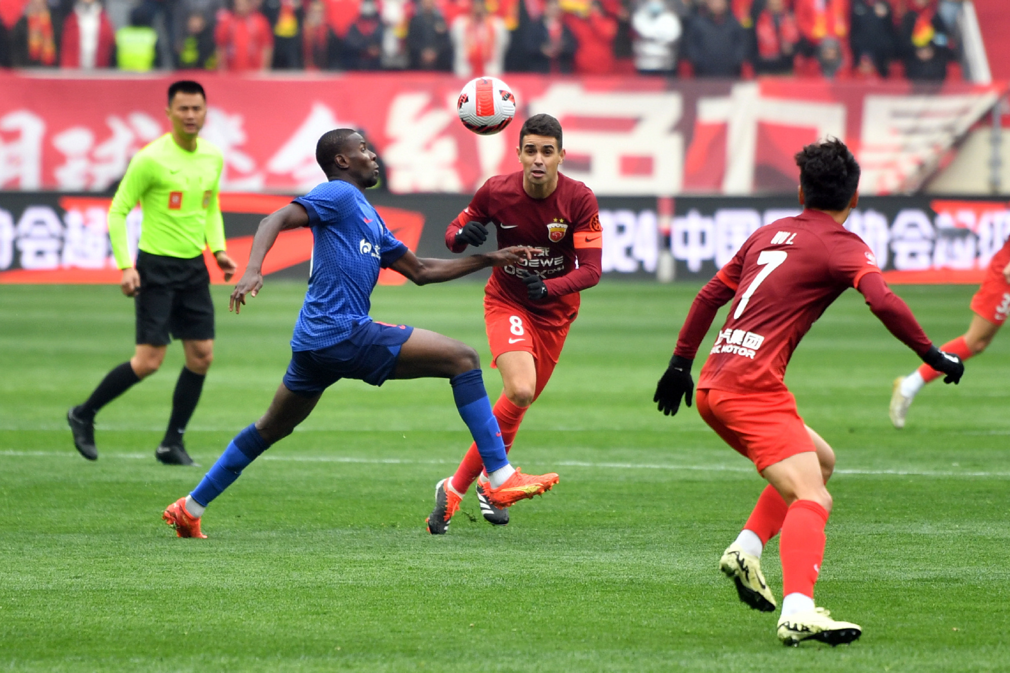 包含中超比赛激情持续，各路球队实力对决的词条