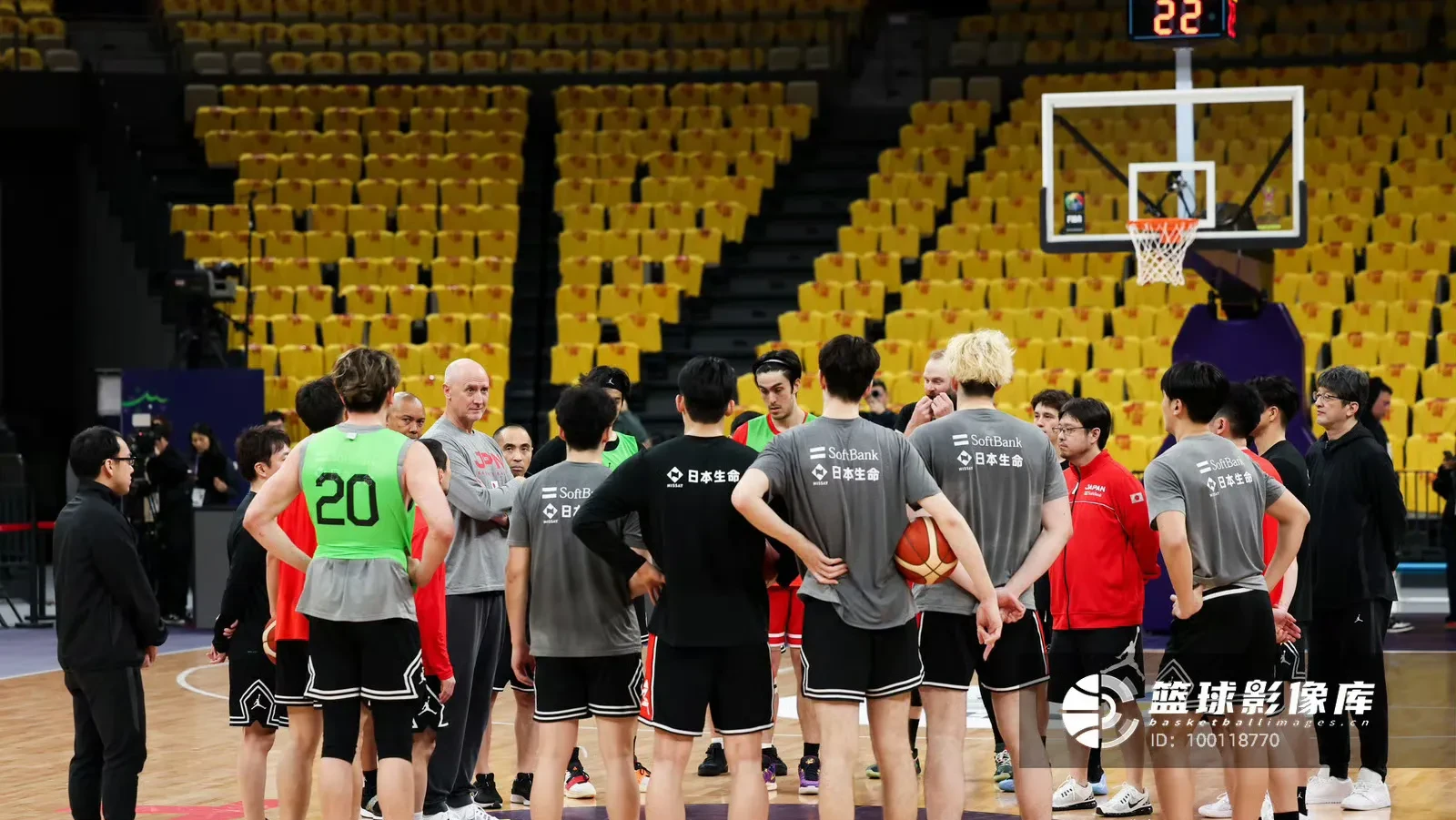 比赛中球员们展现了卓越的技术和团队合作，赢得了观众的喝彩的简单介绍