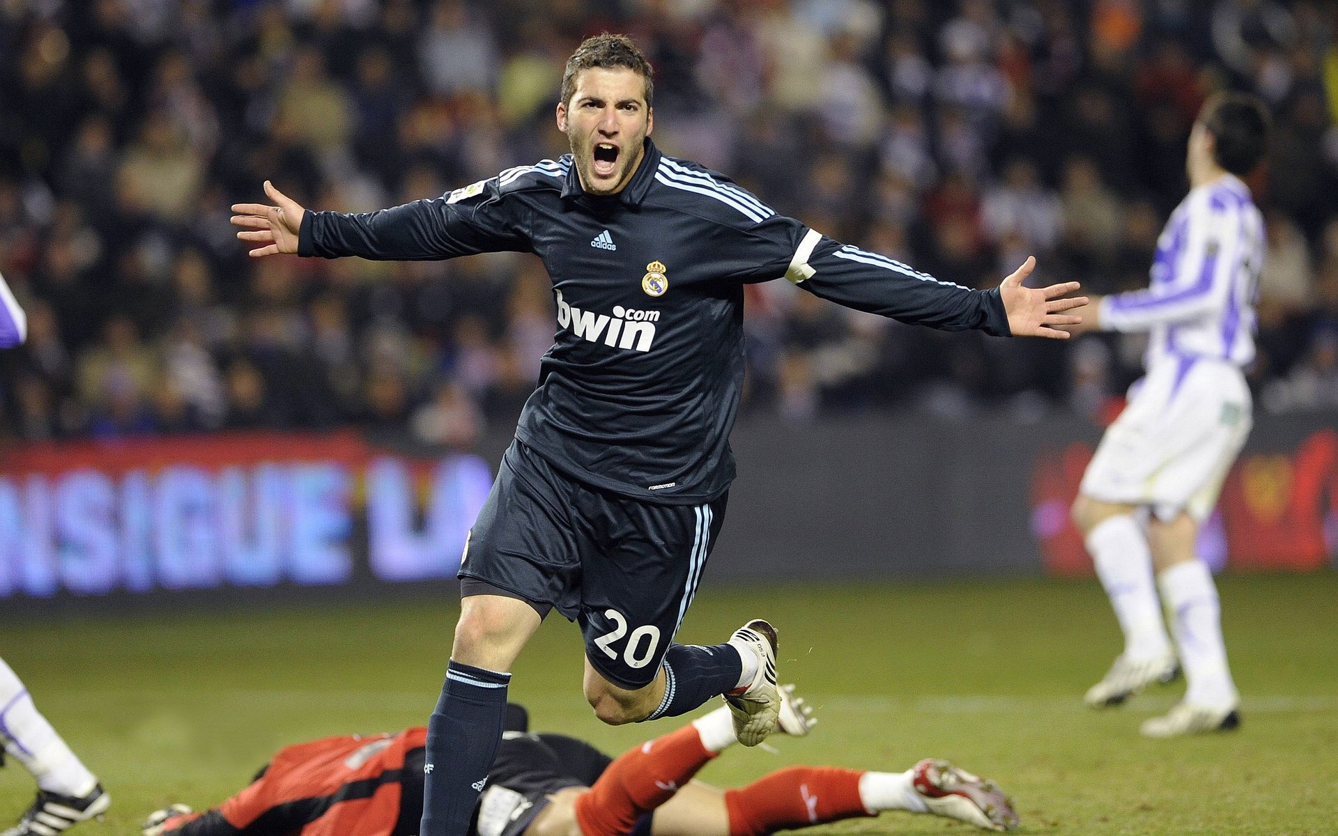 意甲焦点战之夜，德里赫特攻防两端统治，诠释现代中卫的完美定义